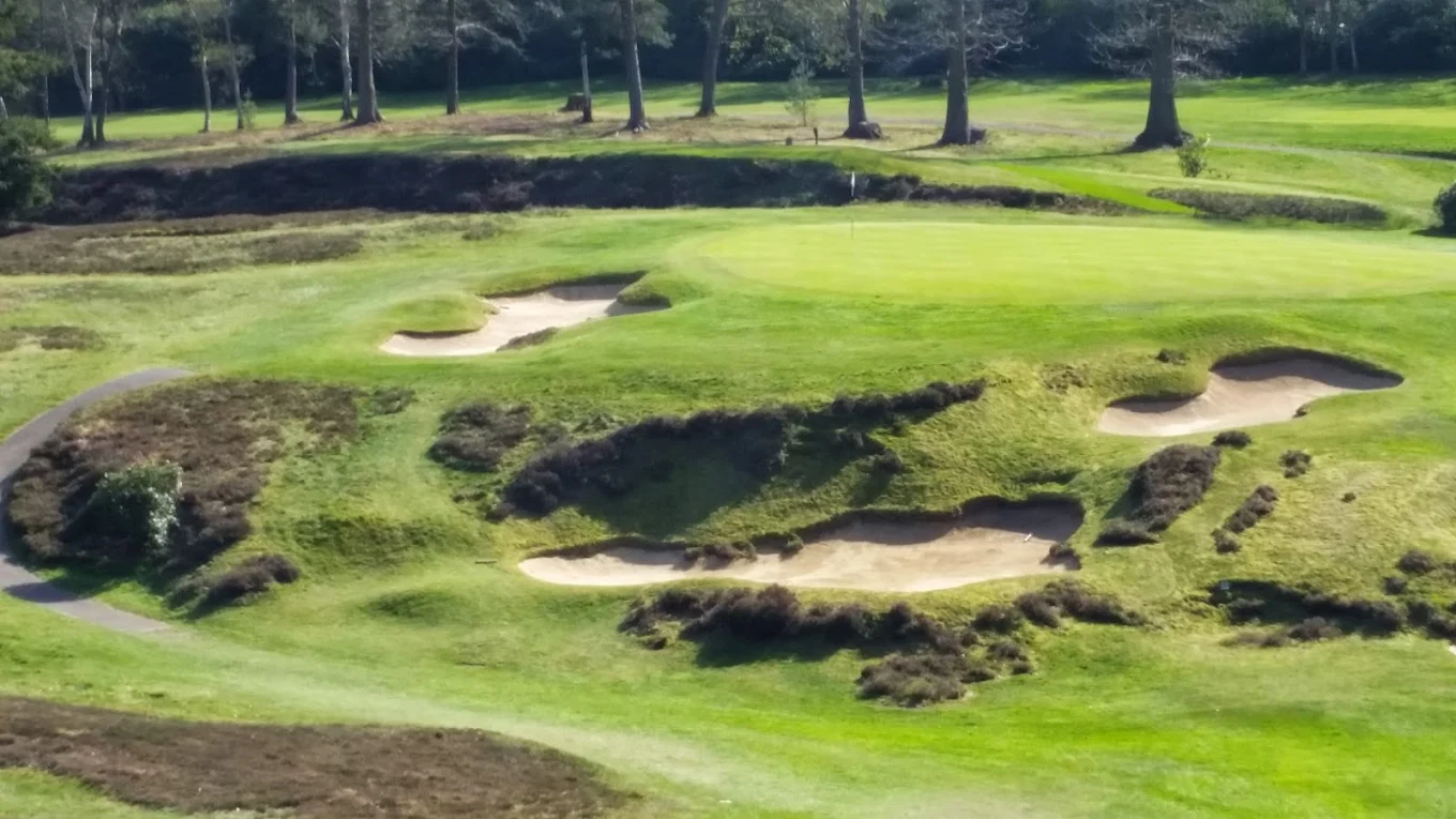 St George’s Hill (Red Blue) (Weybridge, Surrey, England) St George’s Hill (Red/Blue) (Weybridge, Surrey, England) course feature and holes