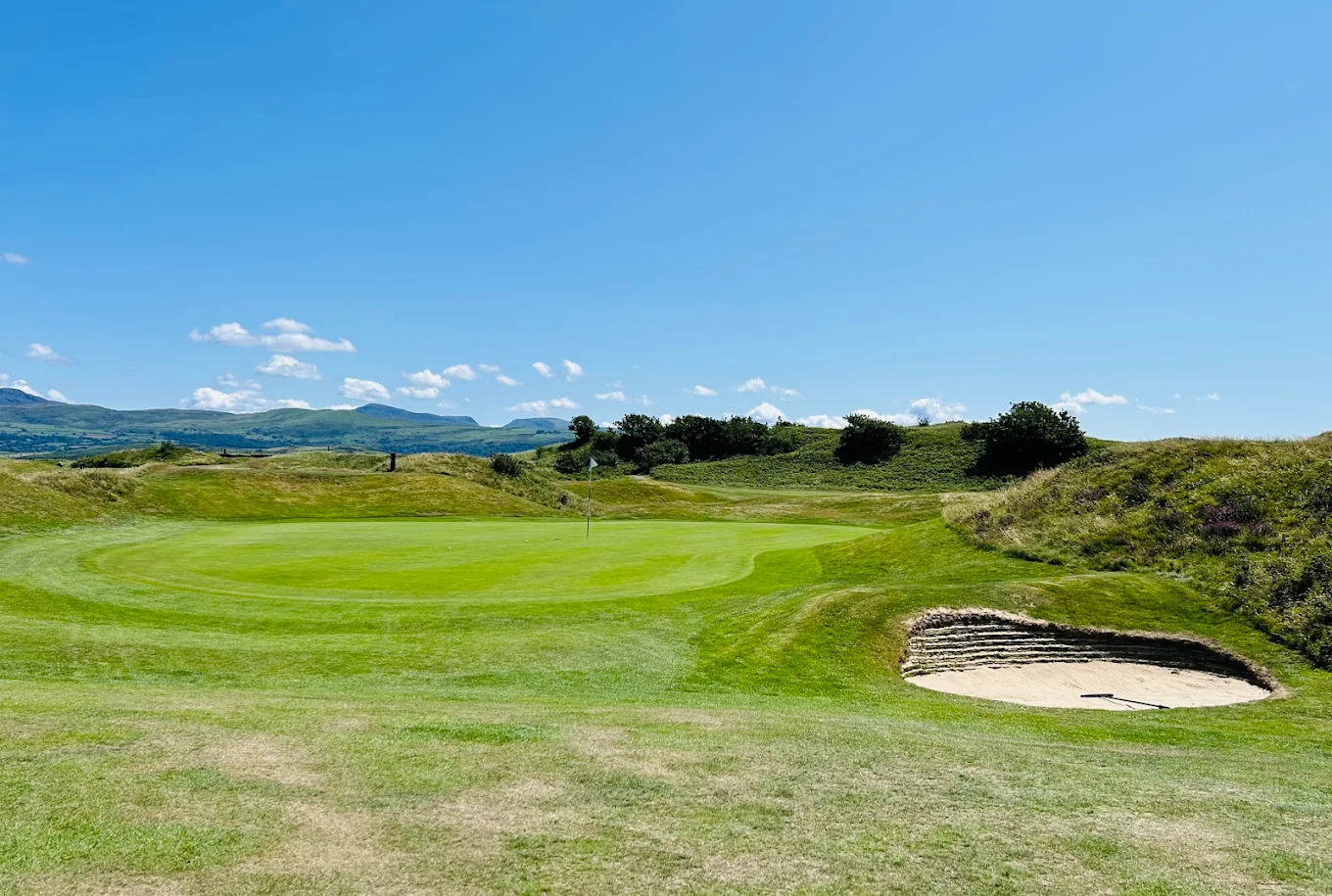 Porthmadog Golf Club (Porthmadog, Gwynedd, Wales), course features and holes